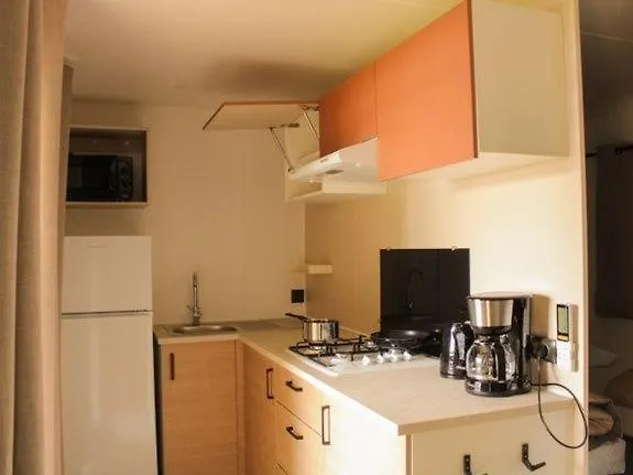 Hotel Camping Les Cantarelles à Alrance